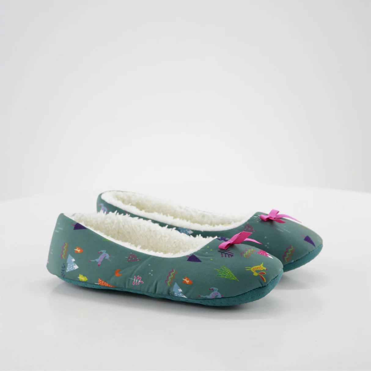 Cozy Women's Green Christmas Decoration Slippers with Machine Washable Fabric